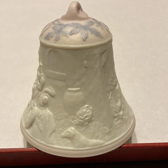 LLADRO 1997 Christmas Bell
Hand Made in Spain - Picture 2 of 6